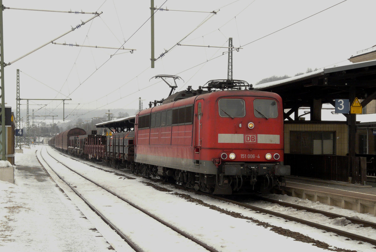 09. Februar 2010, Lok 151 006 fährt mit einem Güterzug in Richtung Lichtenfels durch den Bahnhof Kronach.