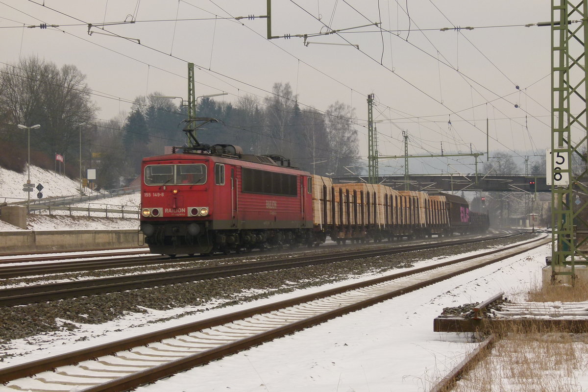 09. Februar 2012, Lok 250 149 fährt mit einem Güterzug aus Saalfeld durch den Bahnhof Kronach.