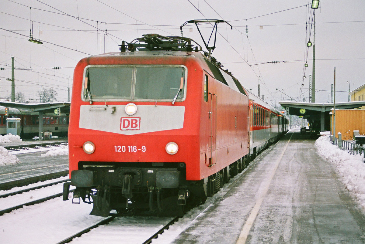 09. Januar 2001, Bahnhof Freilassing, Lok 120 116-9 vor IC 718 „Alpenland“. Vor der Abfahrt nach Münster (Westf.) wird der Zug noch um einige, über Nacht in Freilassing verbliebene Wagen ergänzt.