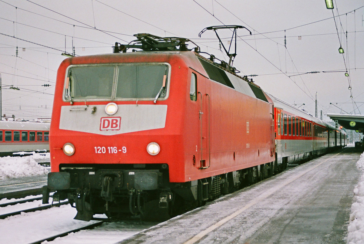 09. Januar 2001	Bahnhof Freilassing, Lok 120 116-9 steht vor IC 718 „Alpenland“. Vor der Abfahrt nach Münster (Westf.) wird der Zug noch um einige, über Nacht in Freilassing verbliebene, Wagen ergänzt.