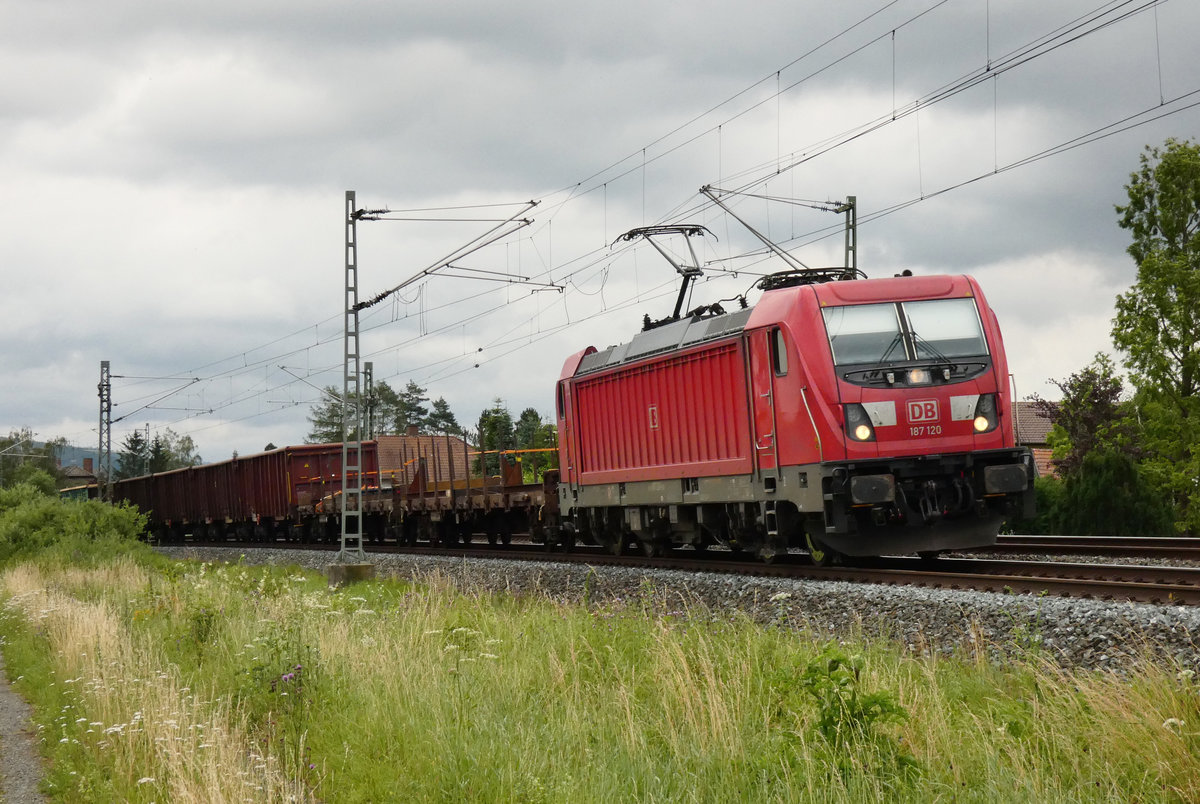 09. Juli 2020, ein kurzer Güterzug, bespannt mit Lok 187 120, fährt bei Oberlangenstadt in Richtung Lichtenfels