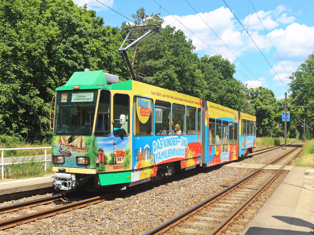 09. Juni 2021, Schöneicher-Rüdersdorfer Straßenbahn Nr. 28 vom Typ Tatra KT4D in Richtung Berlin Friedrichshagenan der Haltestelle Rüdersdorf Berghof Weiche.