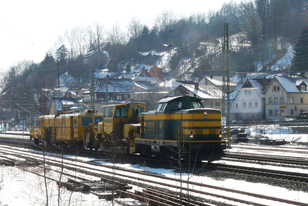09. März 2010, Ein Zug der Erfurter Gleisbau GmbH passiert den Bahnhof Kronach in Richtung Saalfeld. Die Lok wurde 1962 als V100 1074 bei der DB eingereiht. Nach mehreren Zwischenstationen übernahm sie 2003 die Erfurter Gleisbau GmbH als 211.074.