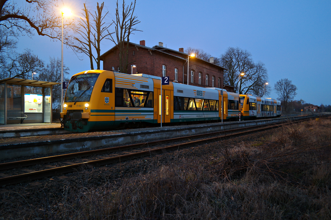 09. März 2014 - Ein ODEG Doppelgespann bei Dämmerung im Bahnhof Letschin.