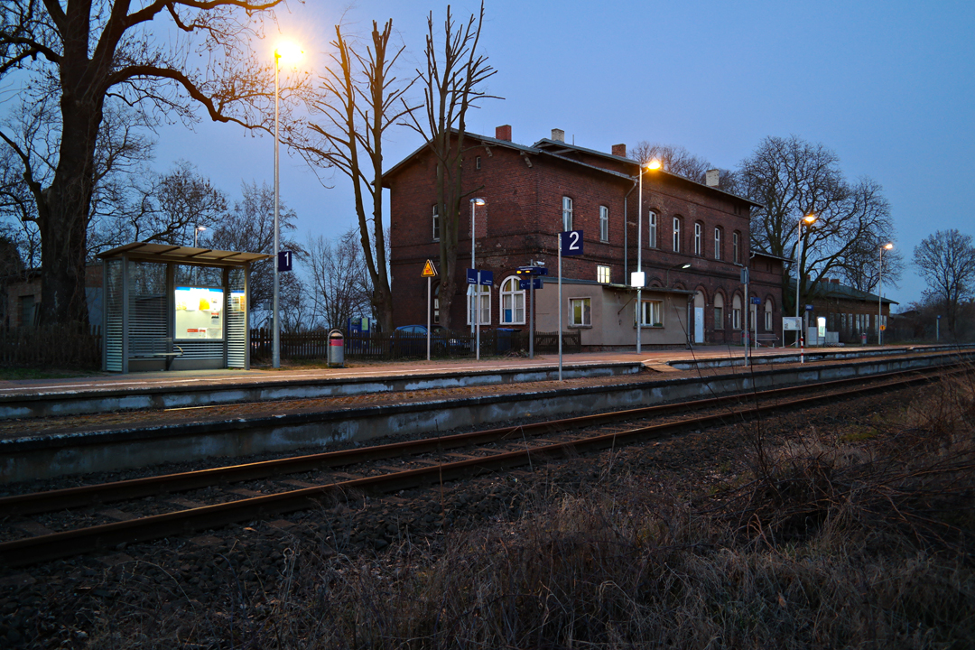 09. Mrz 2014 - Es dmmert im Bahnhof Letschin...