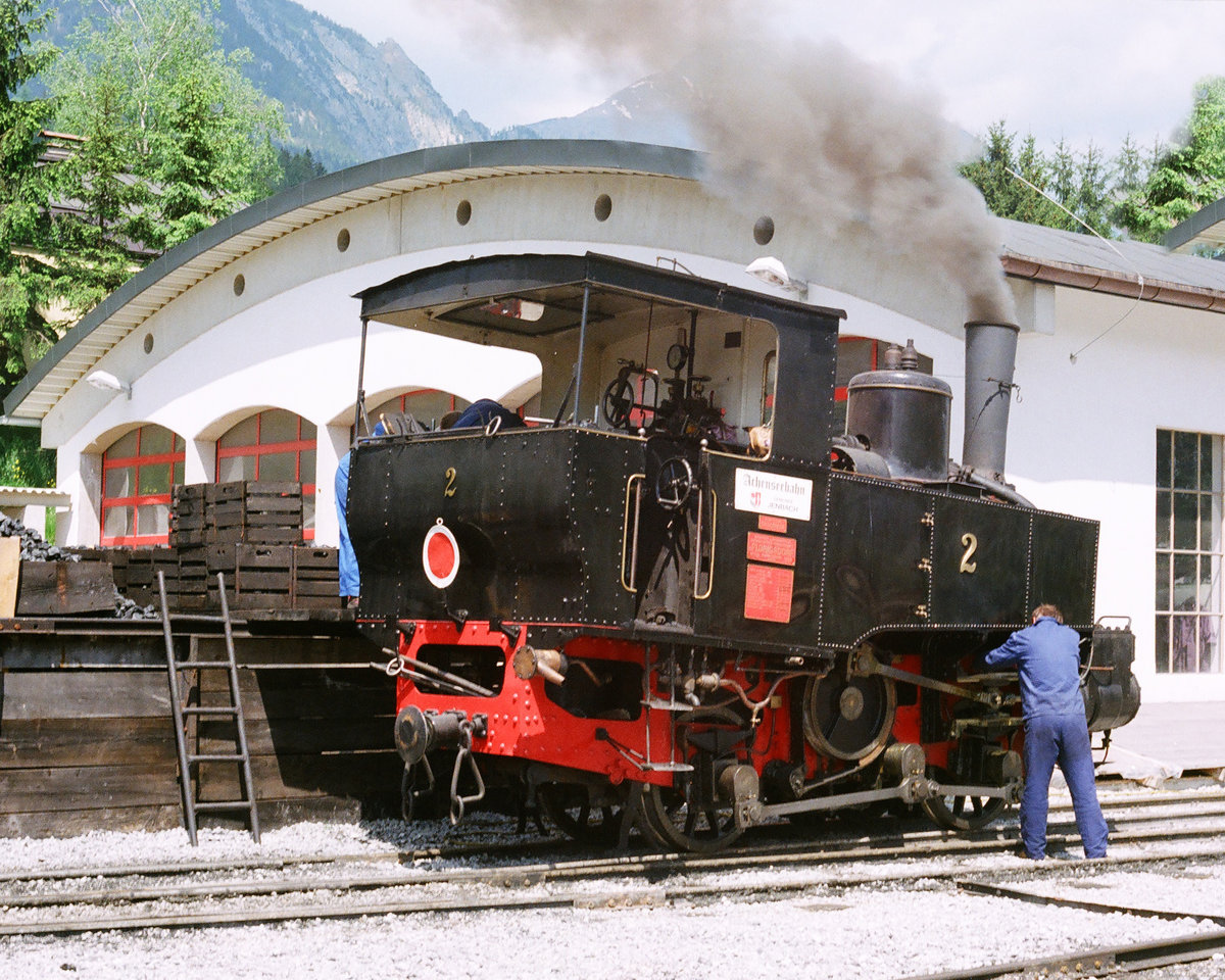 09. Mai 1994, Österreich, Lok 2 der Achensee-Zahnradbahn wird im Bahnhof Jenbach zur nächsten Bergfahrt vorbereitet. Nachdem ich gestern in der neuen Ausgabe meiner Eisenbahn-Zeitschrift einen sehr traurigen Artikel zur Zukunft dieser Bahn fand, habe ich ein paar meiner Fotos von deren Vergangenheit herausgekramt.