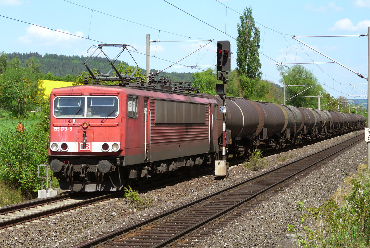 09. Mai 2008, vom Gelände der längst demontierten Küpser Gütergleise fotografiert: Lok 155 179 mit einem Kesselwagenzug in Richtung Lichtenfels.