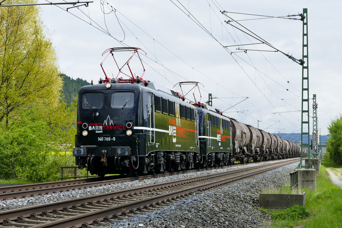 09. Mai 2017, Ein Kesselwagenzug, gezogen von zwei 140ern des Erfurter Bahn-Service, fährt bei Johannisthal in Richtung Lichtenfels. 140 789 ist Zuglok, dahinter läuft 140 772.
