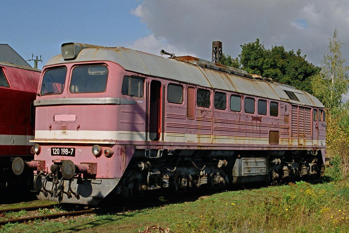 09. Oktober 2004 im ehemaligen Bw Weimar. DR-Lok 120 198 präsentiert sich in altersgerechter Patina. Bei späteren Besuchen sah ich sie im neuen Lack in der Sonne glänzen. 