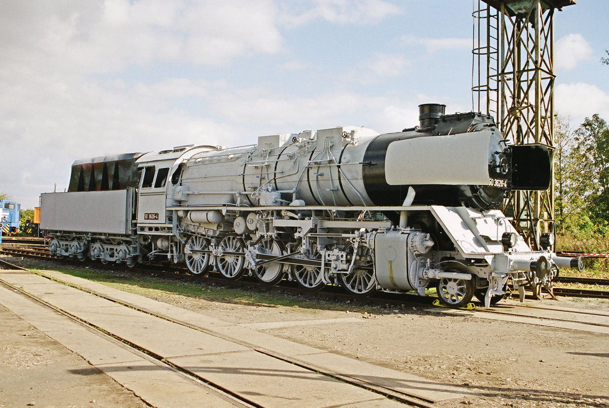 09 Oktober 2004, Eisenbahnfest des Thüringer Eisenbahnvereins (TEV) im ehemaligen Bw Weimar. Lok 50 3626, gebaut von Krauss-Maffei München 1942, bei der DR als 50 2385 eingereiht, sieht im grauen Fotoanstrich sehr edel aus, Eigentümer ist der TEV.