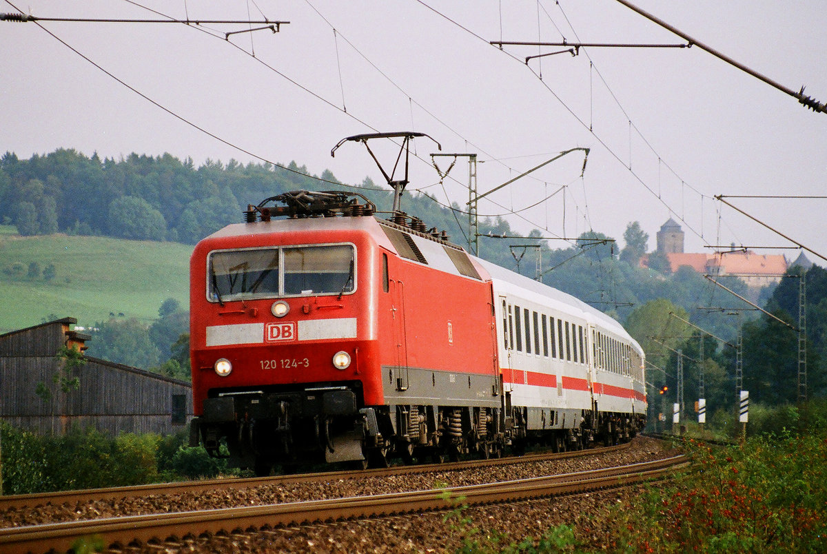 09. September 2005, Lok 120 124 führt einen IC aus Kronach heraus in Richtung Saalfeld. 