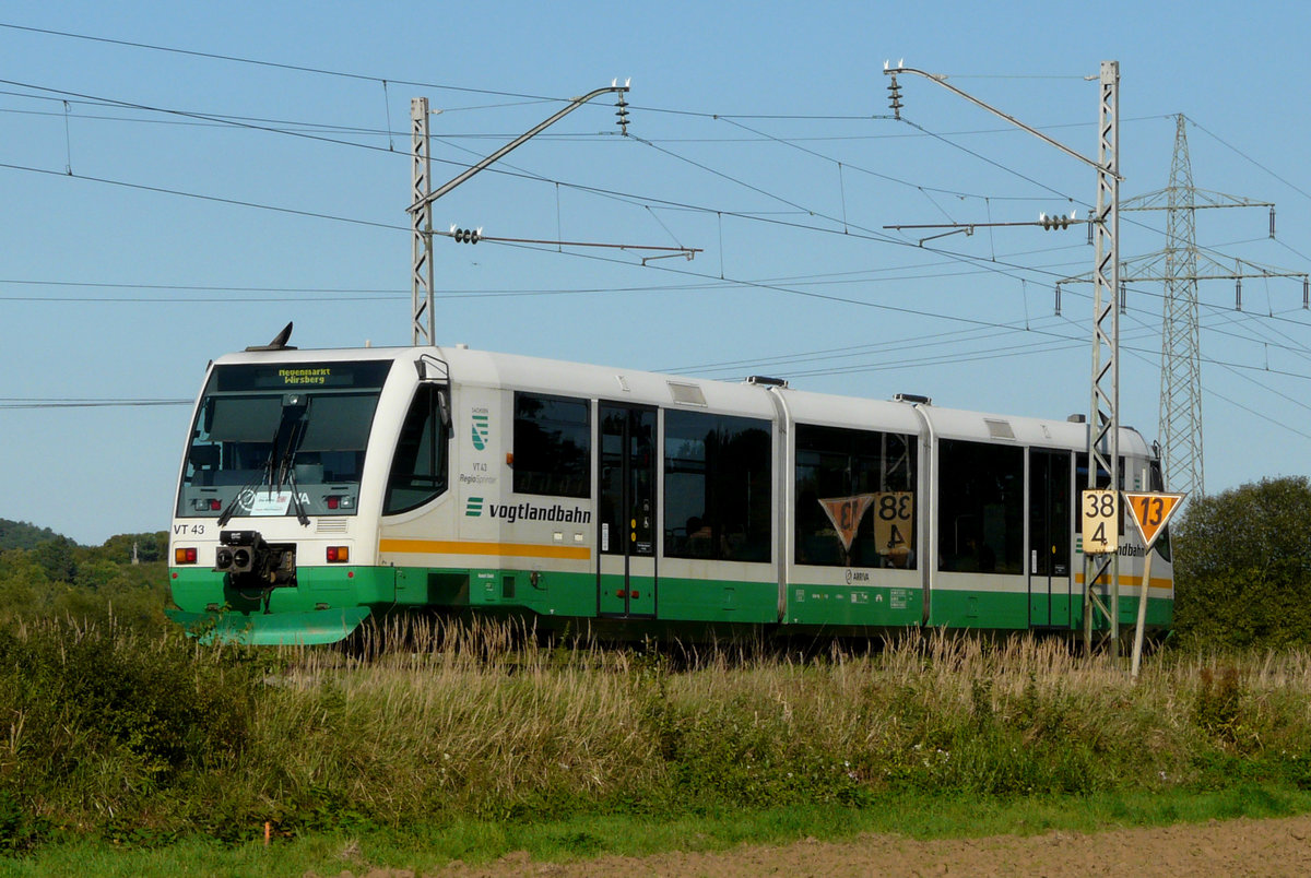 09. September 2008, VT 43 der Vogtlandbahn als RB 34233 von Lichtenfels nach Neuenmarkt-Wirsberg traf ich zwischen Michelau und Hochstadt-Marktzeuln. Die Regiosprinter der Vogtlandbahn verkehrten von 2007 bis 2010 auf dieser oberfränkischen Strecke.