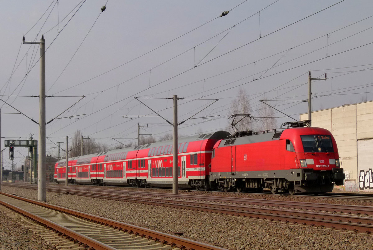 09. September 2013, In der Nähe des ehemaligen Güterbahnhofes Dresden-Niedersedlitz fährt ein Zug der Linie S1 in Richtung Dresden-Hauptbahnhof. Lok 182 025 schiebt.