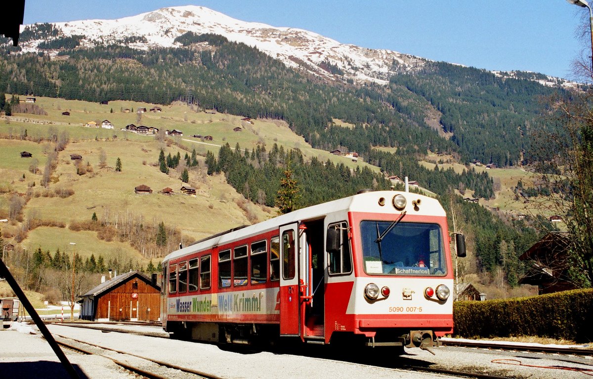 09.03.2002, 09.03.2002	Im Endbahnhof Krimml steht der Triebwagen 5090 007-5 der Pinzgauer Bahn.