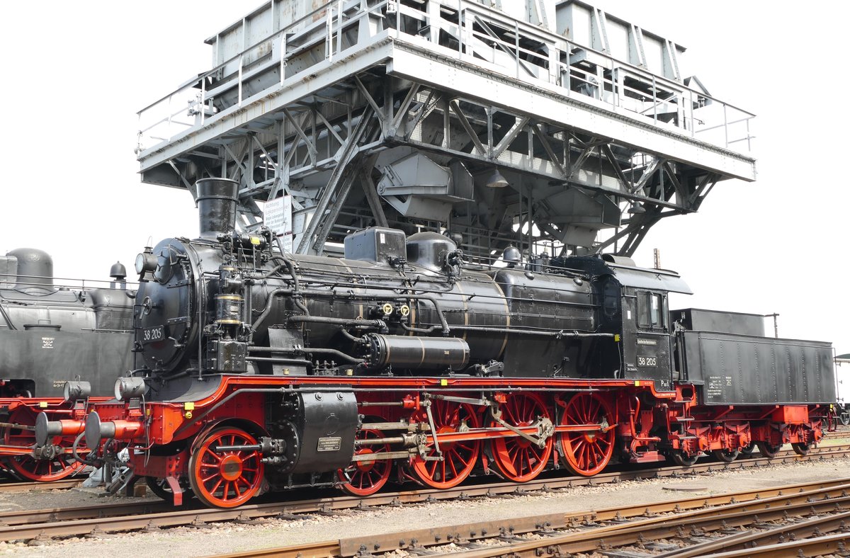 09.04.2016, Alles Attrappe - aber schön anzusehen: Die kalte sächsischen 38 205 unterm leeren Hochbunker. Heute war Saisoneröffnung im Sächsischen Eisenbahnmuseum Chemnitz-Hilbersdorf. Die Bekohlungsanlage ist ein Wahrzeichen des ehemaligen Chemnitzer Bw. 