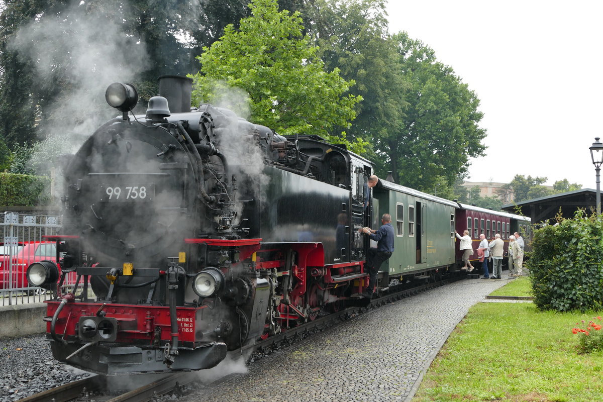 09.08.2016, Schmalspurbahn Zittau - Bertsdorf. Der planmäßige Zug nach Kurort Oybin steht zur Abfahrt bereit, die letzte Reisegruppe steigt ein.