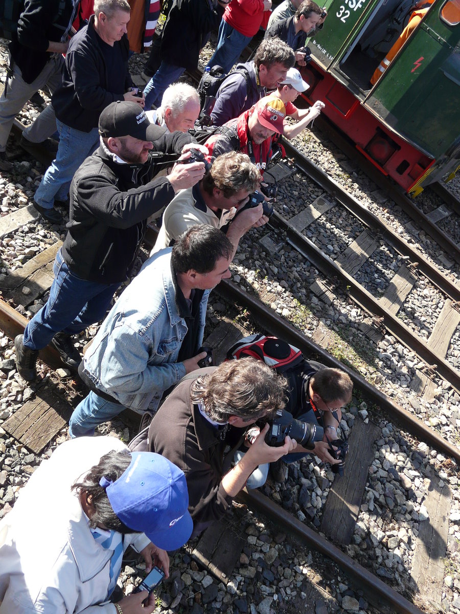 09.10.2010, Eisenbahnfest in Weimar. Außer den meist bekannten Lokomotiven geben auch Fotografen interessante Motive ab. Objekt der Begierde ist die  auf der Drehscheibe präsentierte V300. 