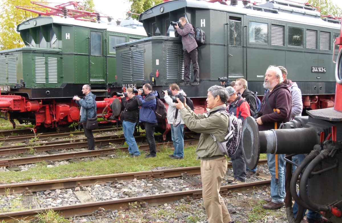 09.10.2010, Eisenbahnfest in Weimar. Außer den meist bekannten Lokomotiven geben auch Fotografen interessante Motive ab. Die E-Lok-Oldtimer bilden die Staffage für die auf dem Programm stehende V300-Parade. 