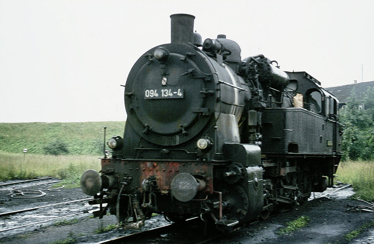 094 134  im Bw    schräg v.v.  Heizerseite