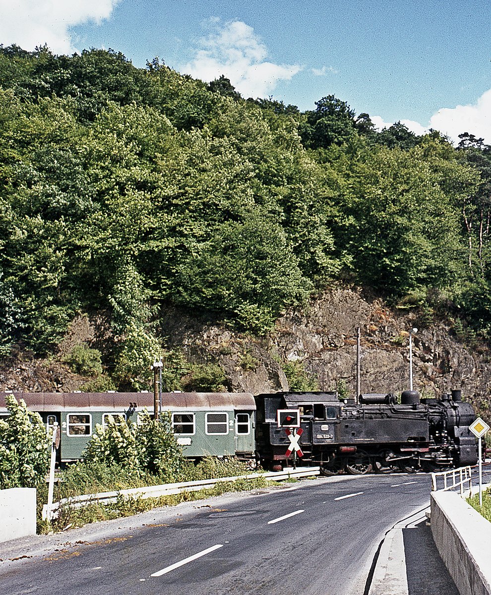 094 533 mit Pz   Bü mit Straßenkreuzung