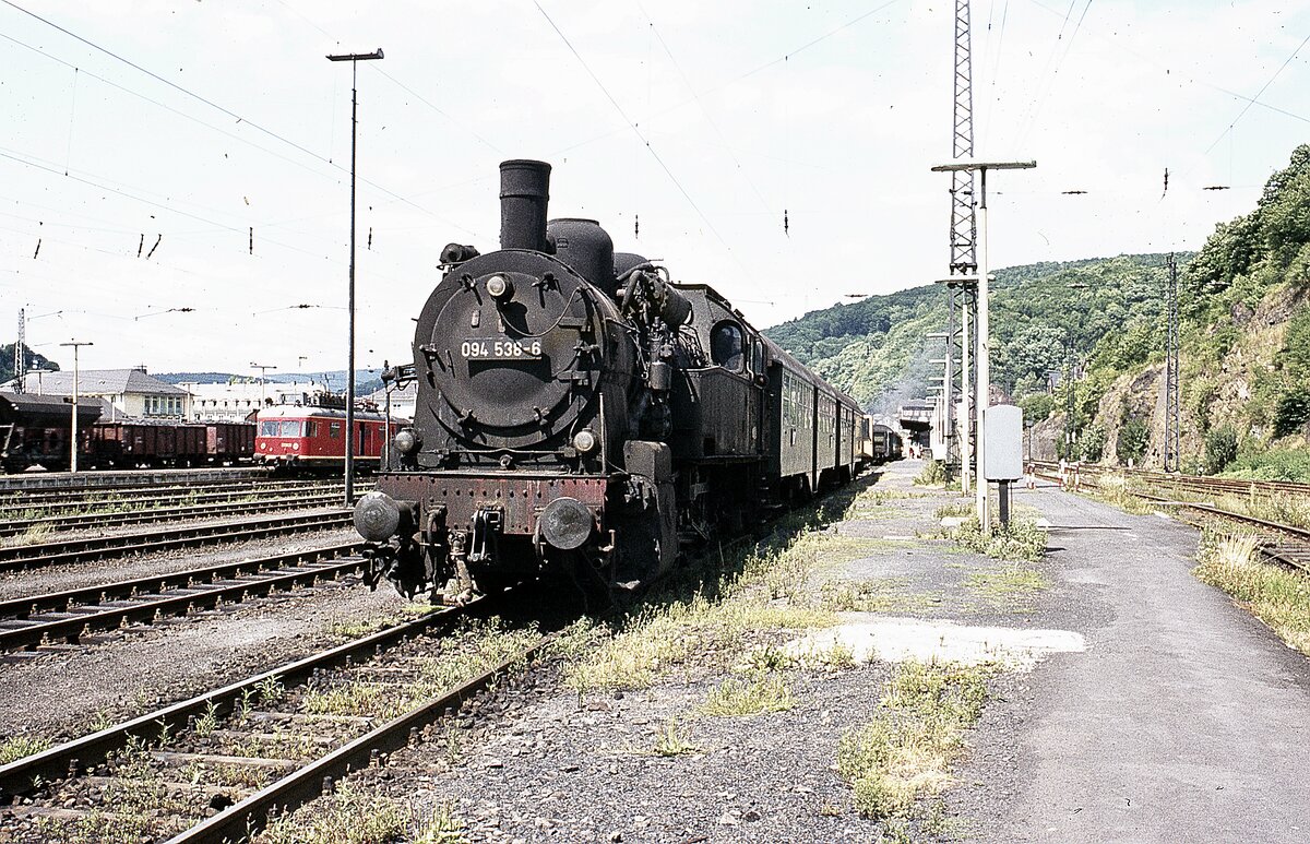 094 538  mit Pz  am Bahnsteig Dillenburg