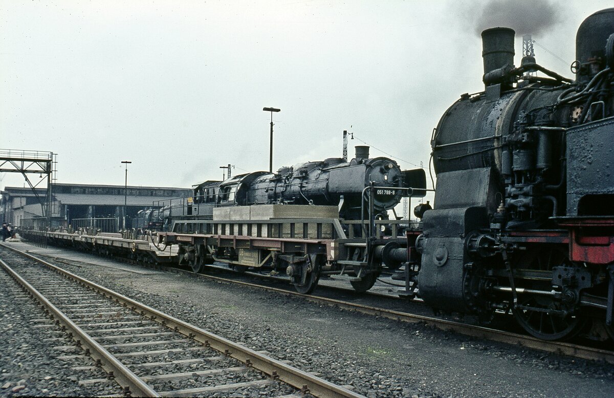 094 642 vor leerem RoLa-Zug  051 788   im Bw