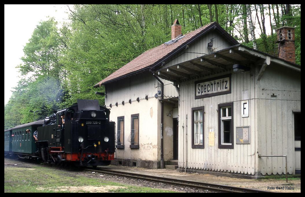 099726 mit RB 7566 nach Freital Hainsberg fährt in den Haltepunkt Spechtritz ein.