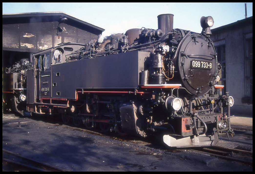 099733-8 steht hier am 3.5.1995 vor dem Lokschuppen in Freital Hainsberg.