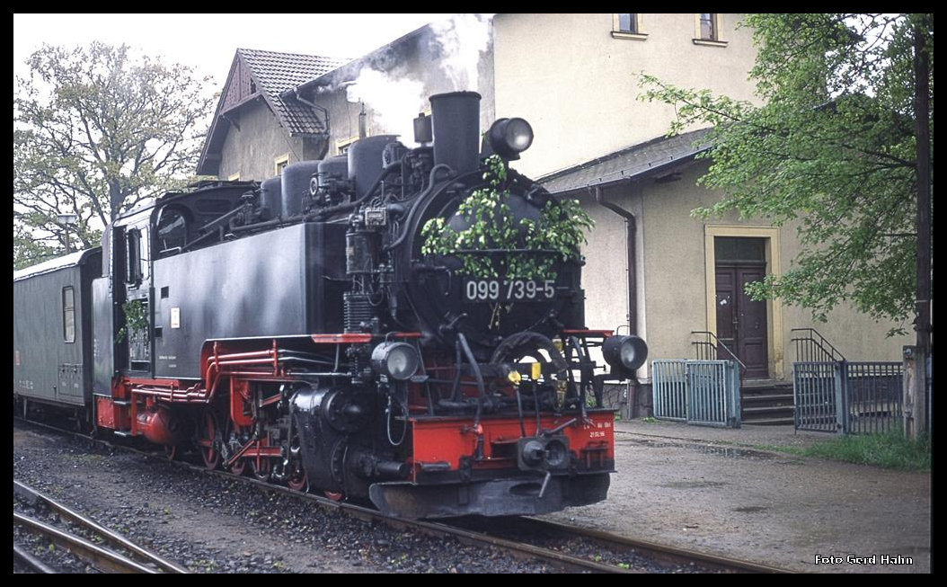 099739 mit  Maigrün  am 16.5.1996 im Bahnhof Radeburg.