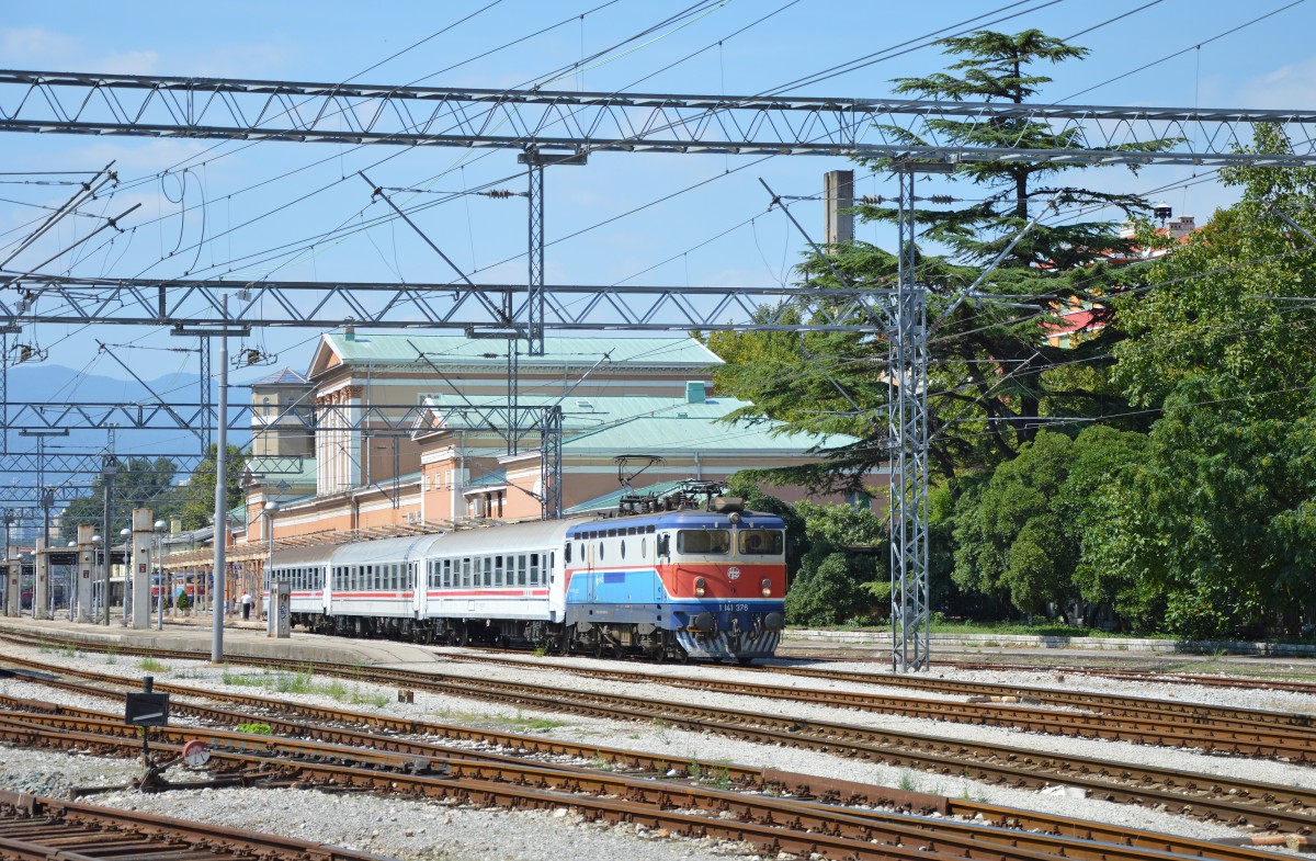 1 141 376 fährt mit Personenzug – putnički vlak 4001 Rijeka/Pflaum/Fiume (13:35)
 – Ogulin – Karlovac/Karlstadt – Zagreb Gl. kol./Agram Hbf. (18:22) im Startbahnhof ab; 28.08.2015