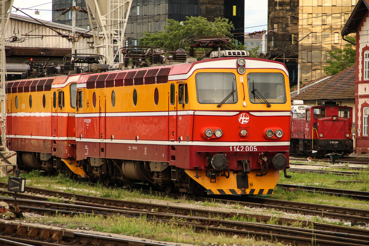 1 142 005 im Bahnhof von Zagreb am 13.Mai 2016.