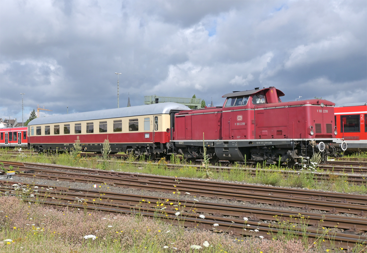 1 212 229-9 der VEB mit Rheingoldwagen im Bf Euskirchen - 28.07.2021