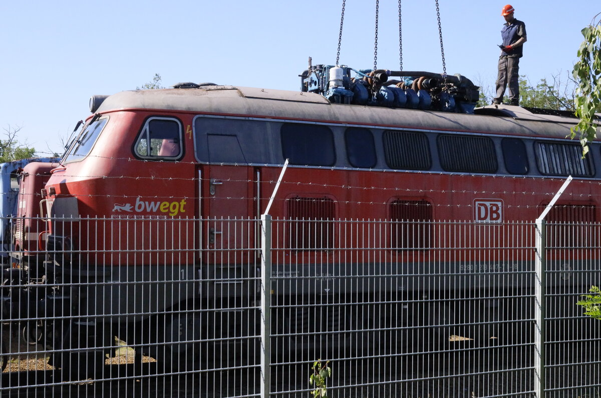 1 218 487-7 , leider   Hinter Gittern  aber ein eher nicht alltägliches Motiv, da gerade der Motor herausgehoben wird.Geländ der WISAG Brieske. 08.06.2022  08:08 Uhr.