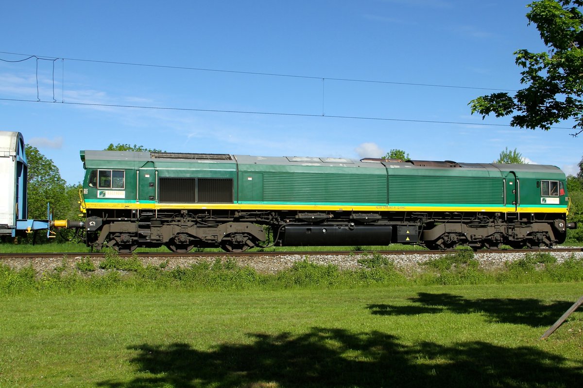 1 266 067-8 Ascendos Rail Logistic DE 67 schiebt die Wägen mit Kerosin zum Tanklager am Flughafen München.