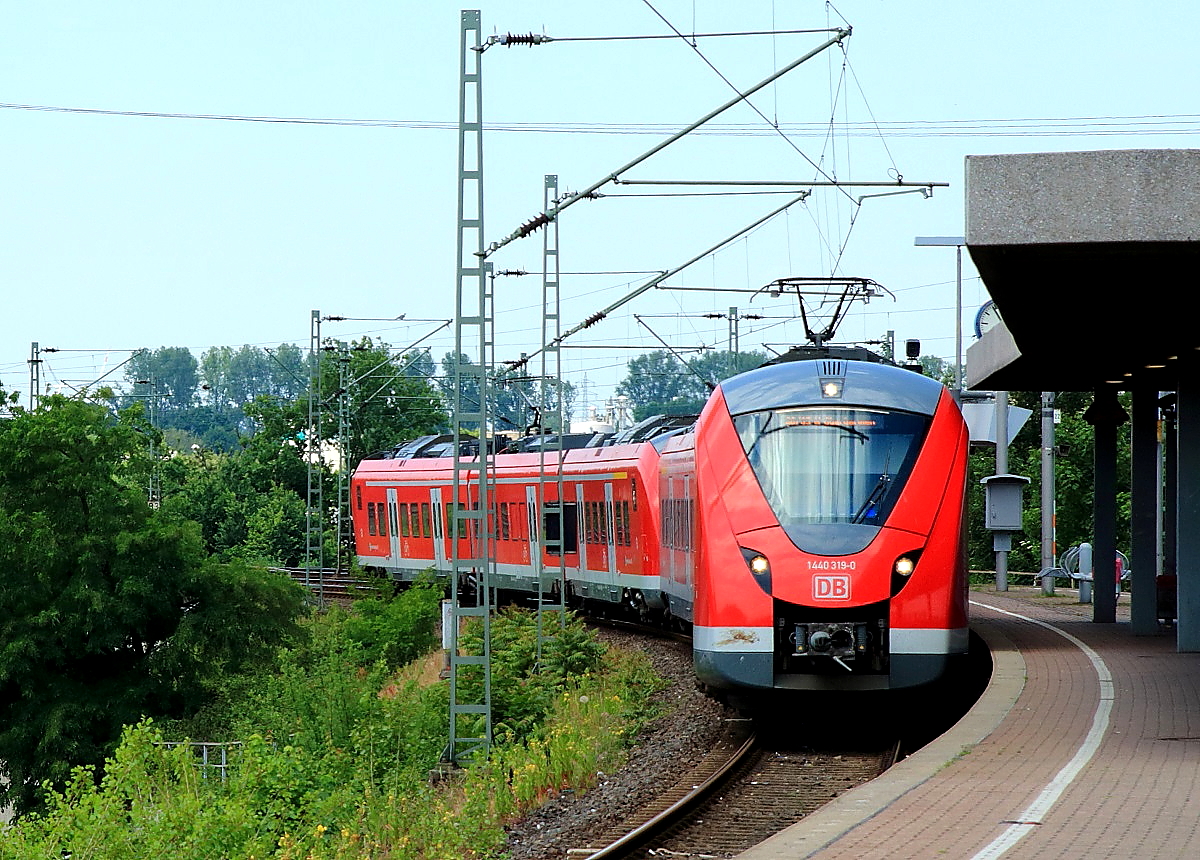 1 440 319-0 und ein weiterer 1 440 fahren am 11.06.2015 in die S-Bahn-Station Neuss Am Kaiser ein