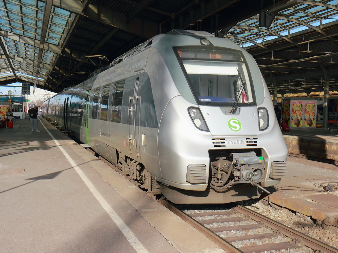 1 442 606 und  einer weitere BR 442 stehen als S 3 nach Trotha am 28. Januar 2016 auf Gleis 2 in Halle.