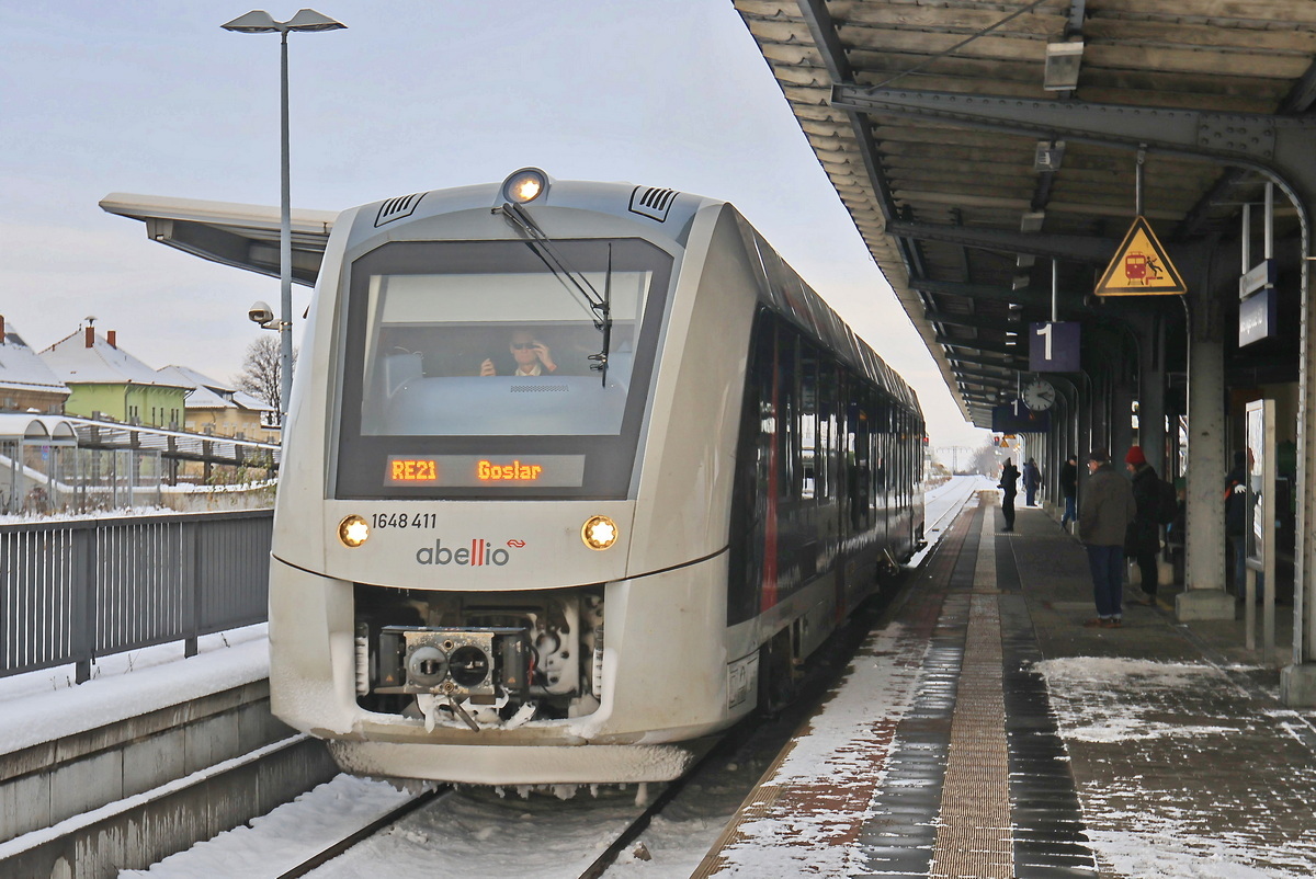 1 648 411 abellio steht am 02. Dezember 2023 in den Bahnhof von Wernigerode.