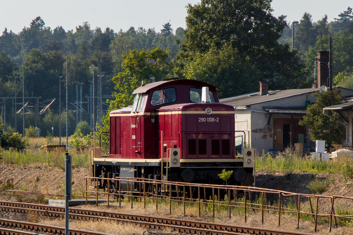 1. August 2018, Plauen, oberer Bahnhof. Die abgestellte 290 008-2 wartet auf neue Aufgaben. 
