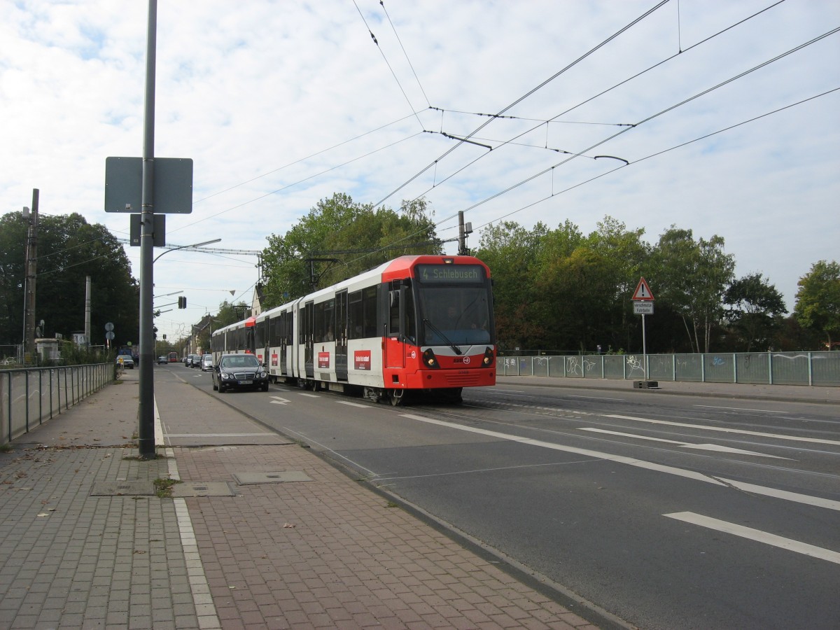 1 Doppelzug vom Ty K5100 konnte am 19.10.09 unterwegs als Linie 4 Richtung Schlebusch auf der Brücke über die Autobahn 3 in Köln-Höhenhaus abgelichtet werden.