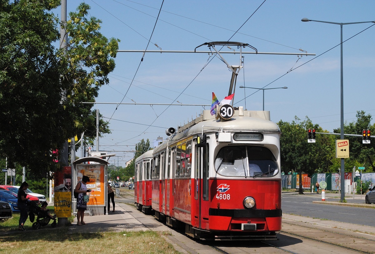 1. Juli 2022 - letzter Betriebstag der Typen E1 + c4 im Planverkehr:
E1 4808 + c4 1363 verlassen in der Brünner Straße die Haltestelle Van Swieten Kaserne.