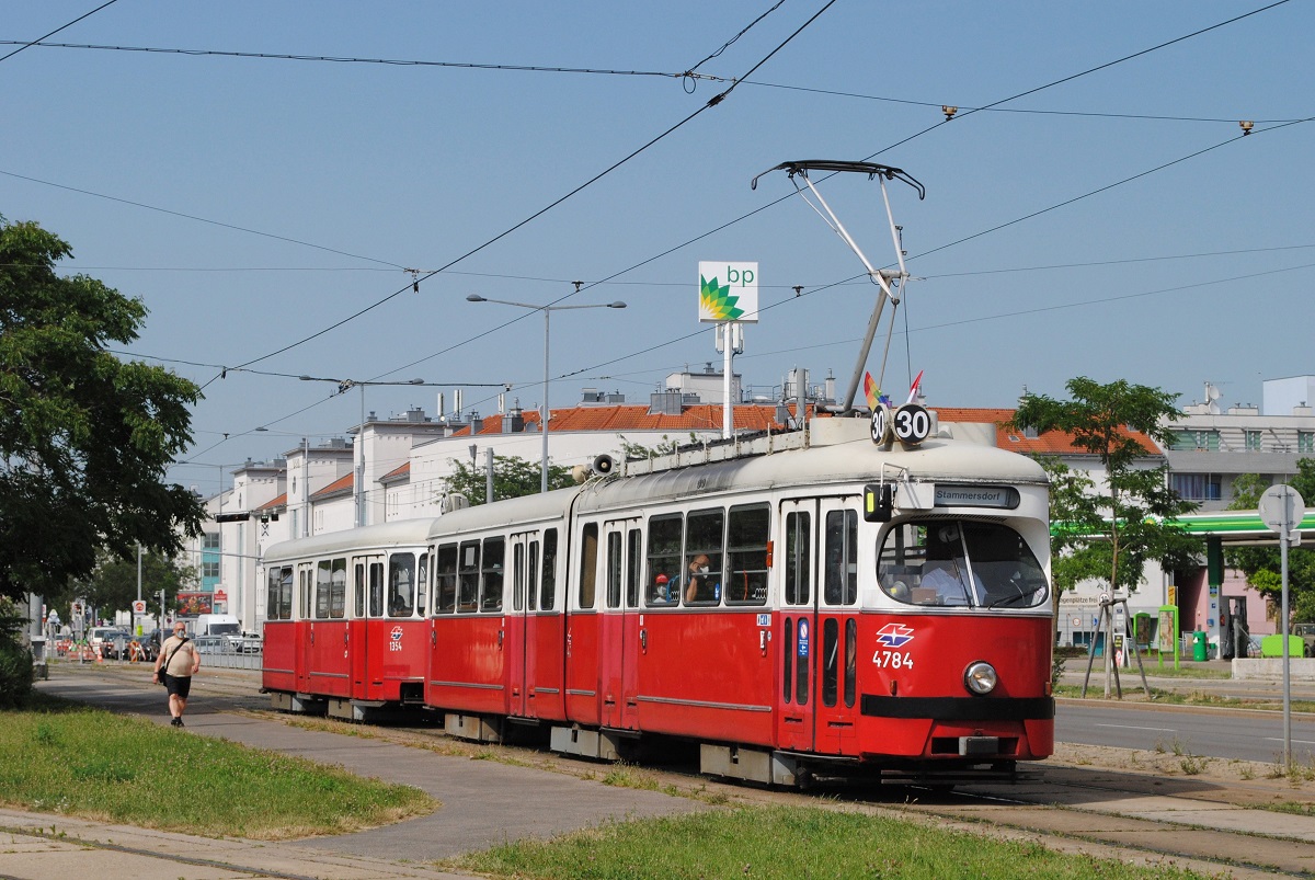 1. Juli 2022 - letzter Betriebstag der Typen E1 + c4 im Planverkehr:
E1 4784 + c4 1354 kurz hinter der Haltestelle Hanreitergasse auf der Fahrt nach Floridsdorf.