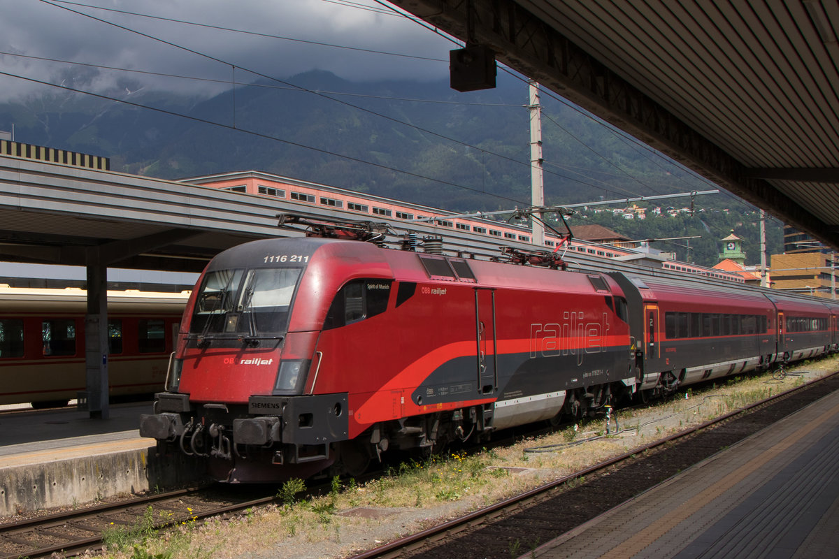 1. Juni 2018 in Innsbruck. 1116 211-4 von ÖBB-railjet wartet auf Weiterfahrt. 