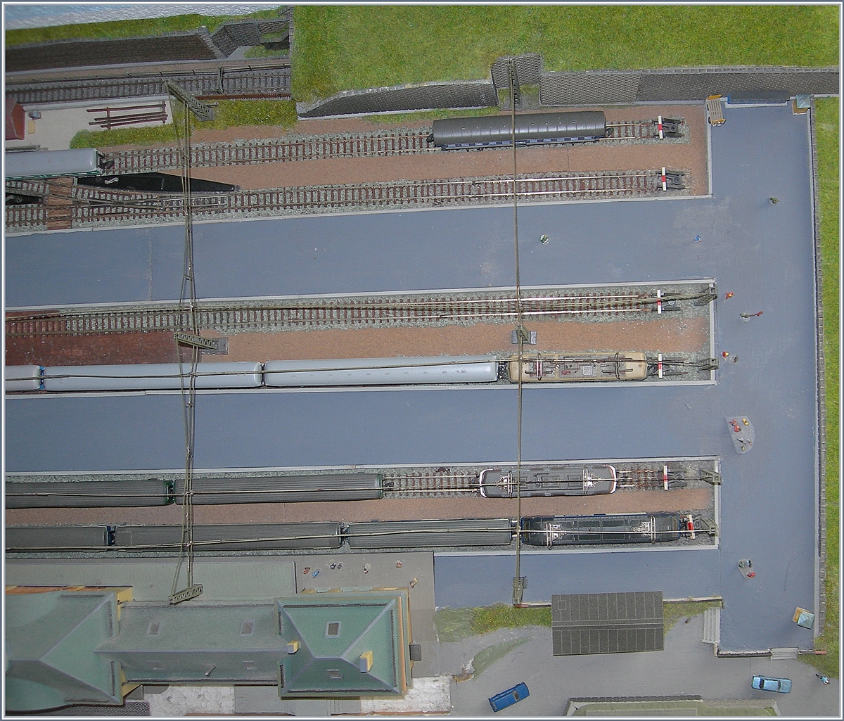 1. März traditioneller Fototag meiner kleinen  immer-mit-dabei-Knipse ; doch nun ist alt geworden und hat mit vierzehn Jahren so ihre Macken, dass ich sie nun praktisch nur noch für die Modellbahnfotografie nutze, hier im  Drohen-Modus  mit einem Luftbild meines Z-Spur Kopfbahnhofs. 

1. März 2020