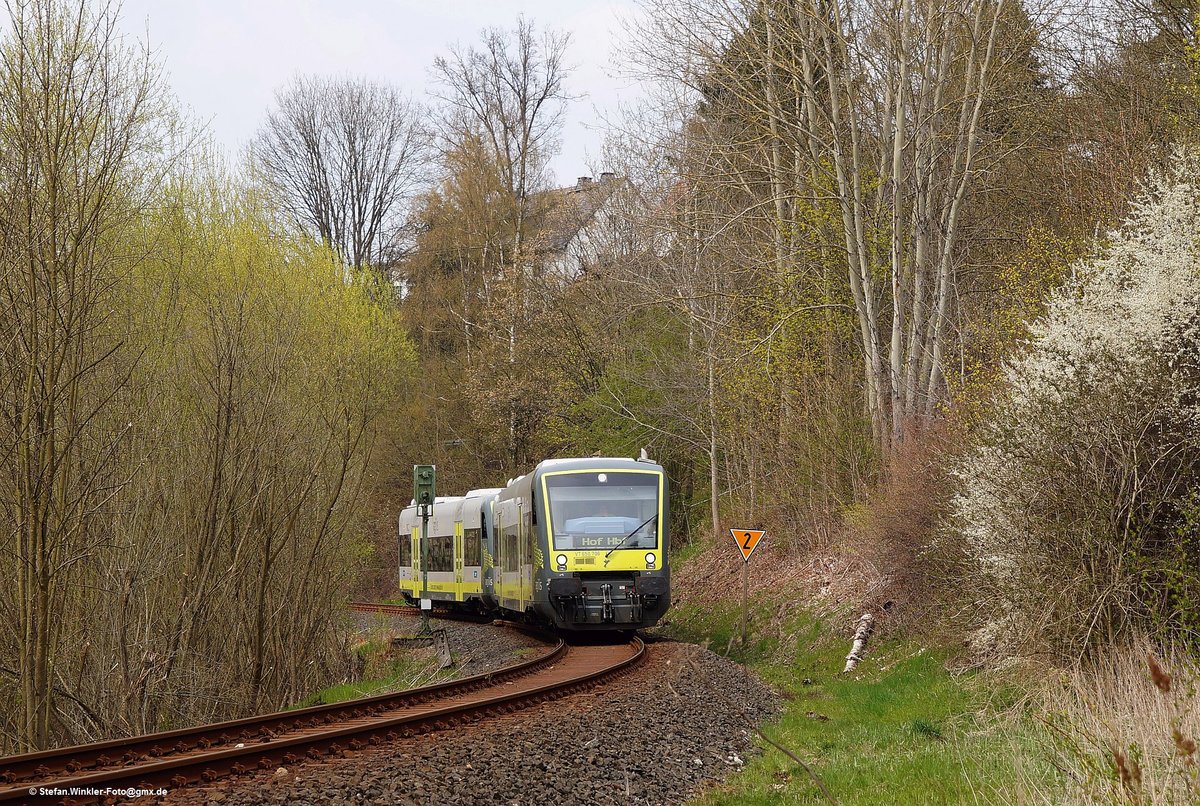 1. Mai 2016 kurz vor Naila. Ein 650er Doppel von Agilis kommt aus Bad Steben und fährt durch minimal frühlingshafte Landschaft. Im Frankenwald dauert der Frühling gefühlt nur halb so lang wie anderswo...