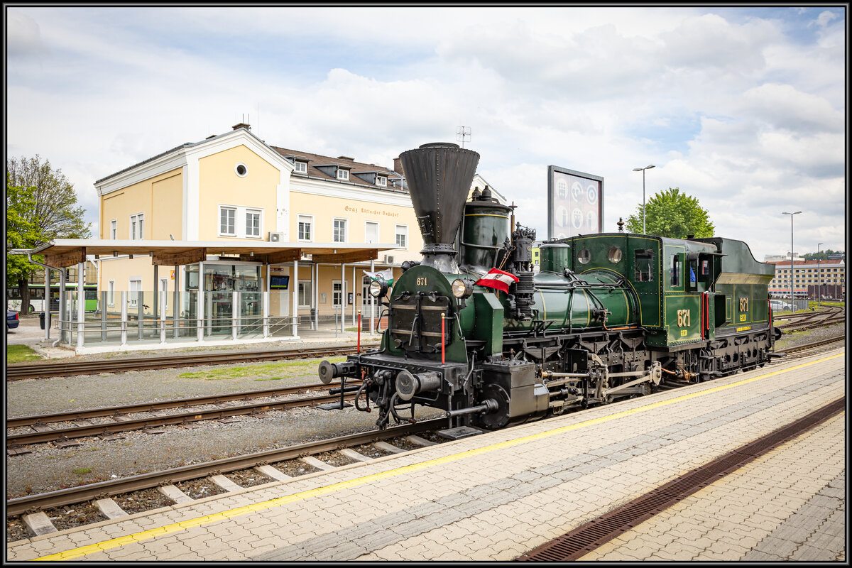 1. Mai 2023.  Am Graz Köflacher Bahnhof dampft 29.671 dahin . 