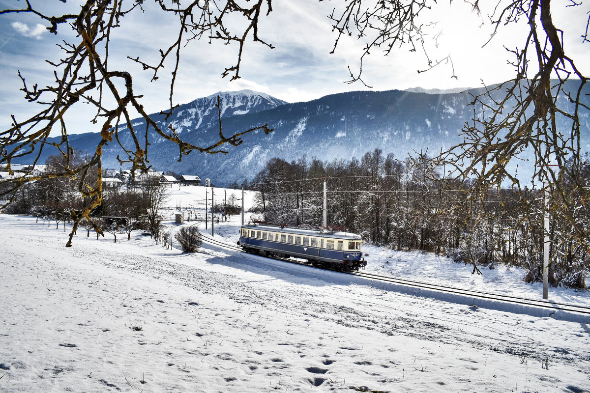1. offizieller Tag mit elektrischem Betrieb auf der Gailtalbahn.

NBiK 4042.01 fährt, auf der Fahrt von St. Veit a. d. Glan nach Hermagor, kurz vor der Haltestelle Görtschach-Förolach vorüber.
Aufgenommen am 15.12.2019.