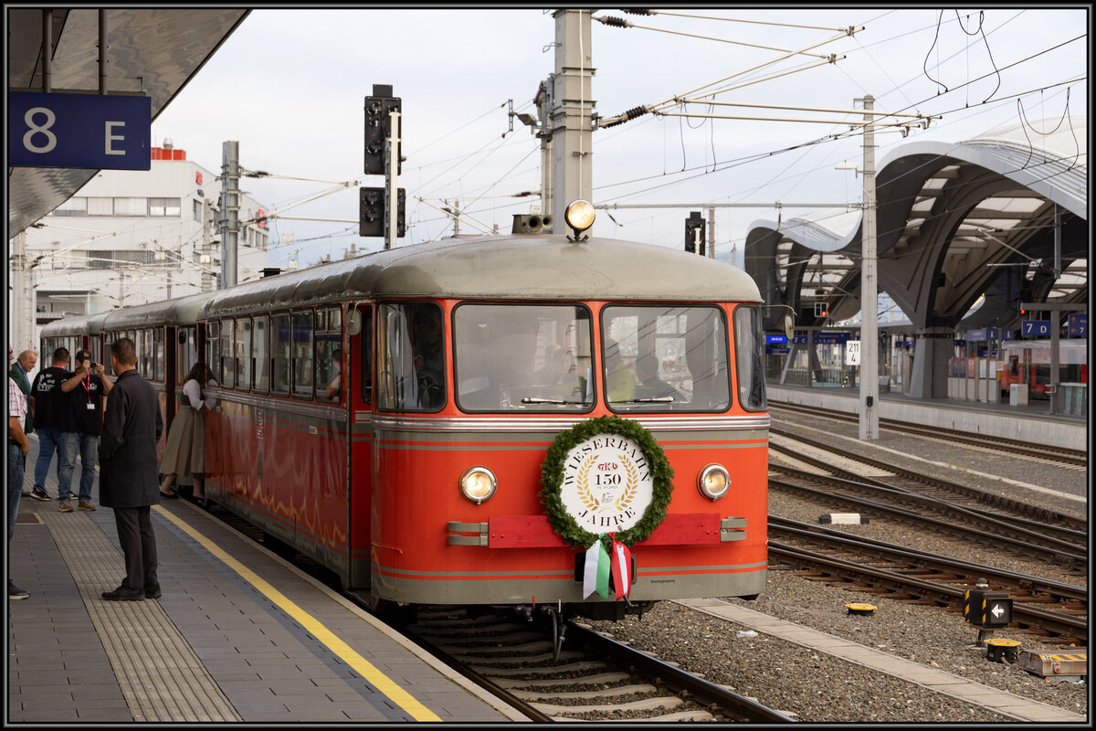 1. Oktober 2023 Graz Hauptbahnhof . Der Rote Blitz , alias VT10.02 , startet in kürze als Sonderzug zur Jubiläumsfahrt 150ig Jahre Wieserbahn. 