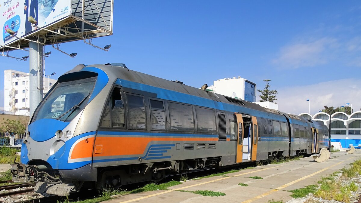 10 AMT-800 (Autorail Metry Tunisien) wurden zwischen 2008 und 2010 von der französischen Firma CFT für das Meterspurnetz geliefert, hier ein Triebwagen im Bahnhof Nabeul am 16.3.2020 