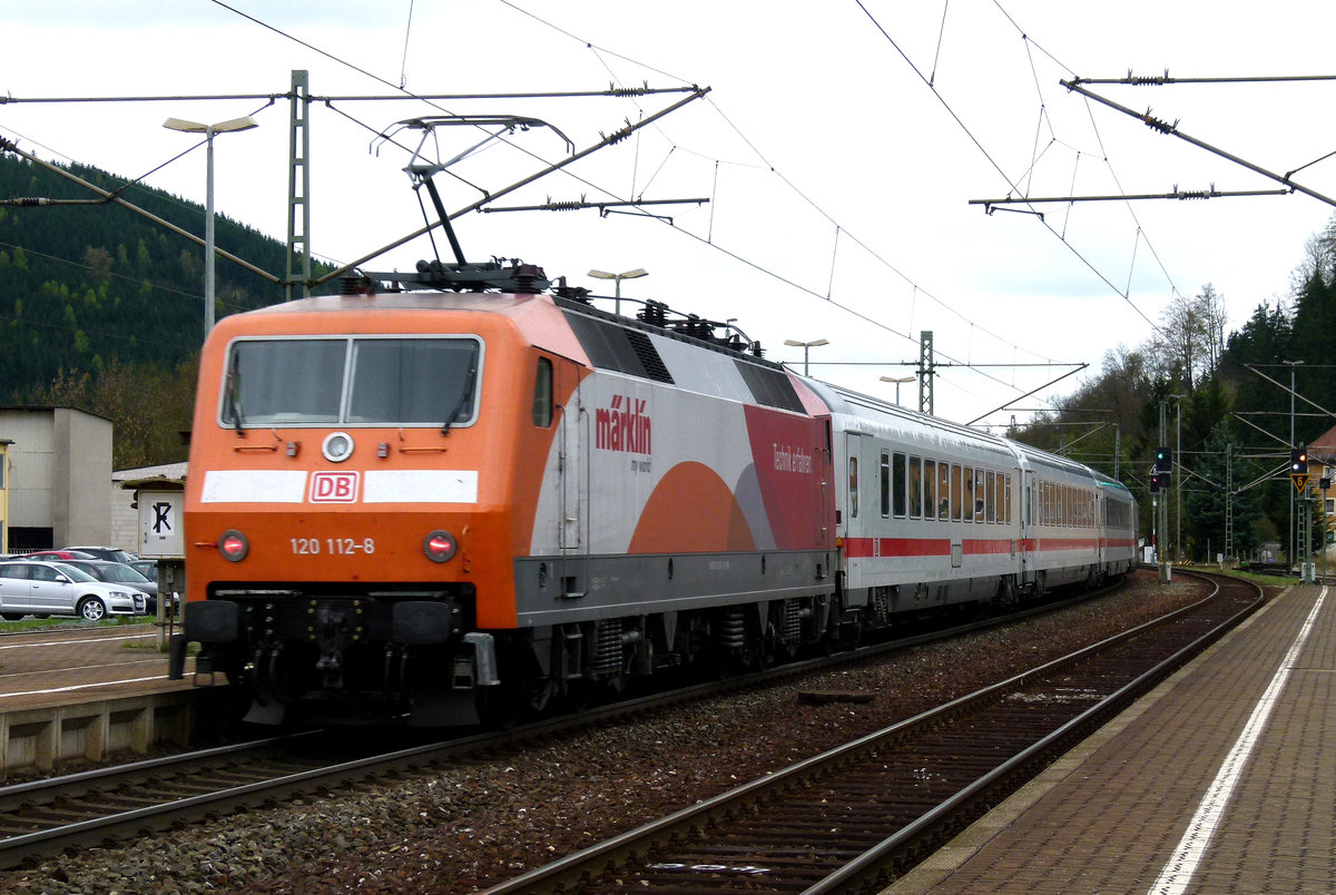 10. April 2014, Ein Sonderzug mit IC-Wagen, geschoben von der Lok 120 112 in Sonderlackierung mit MÄRKLIN-Werbung, fährt durch den Bahnhof Pressig-Rothenkirchen in Richtung Kronach.