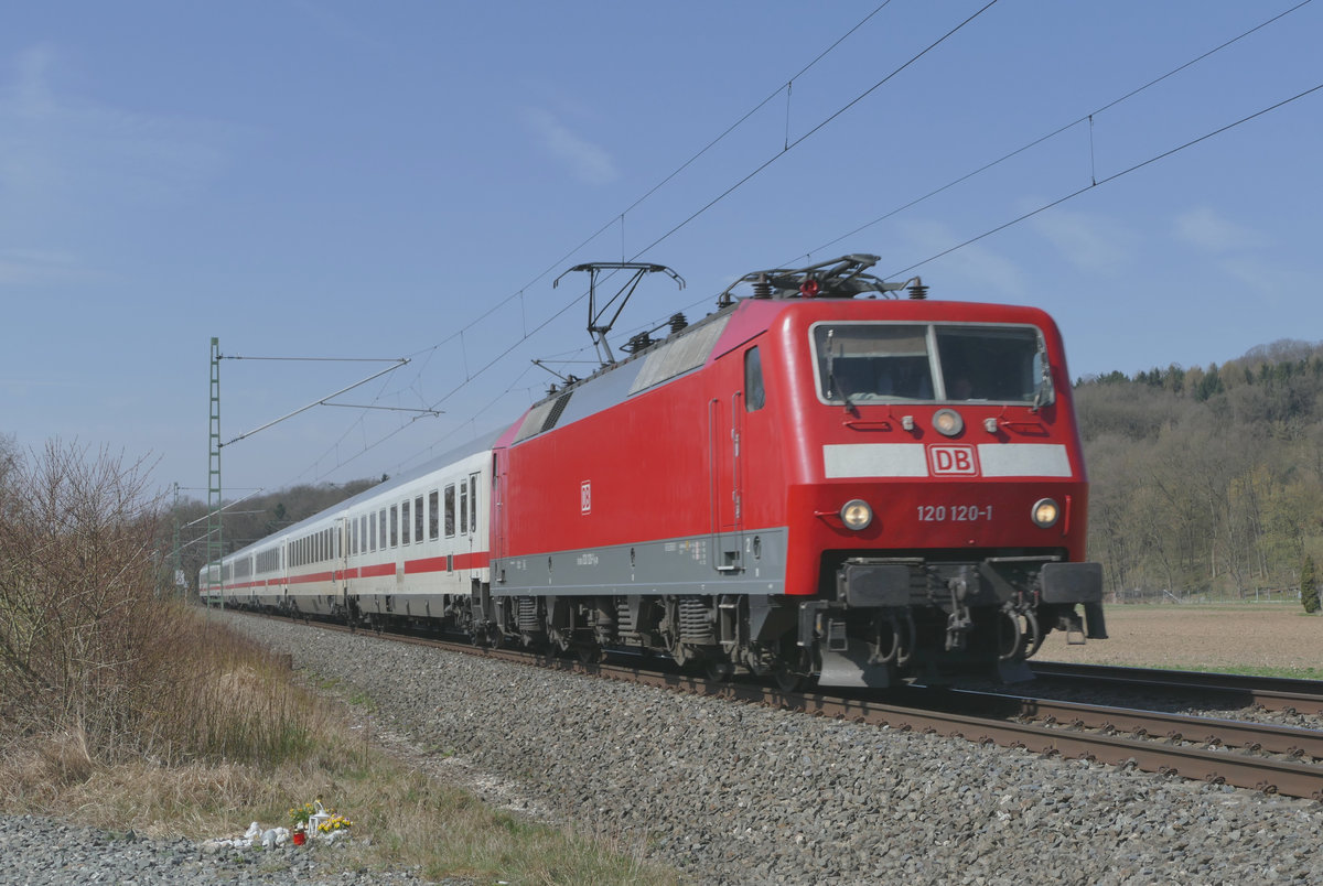 10. April 2018, Lok 120 120 mit IC 2063 Karlsruhe - Leipzig  fährt am ehemaligen Haltepunkt Oberlangenstadt vorüber.